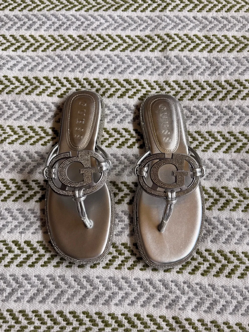 GUESS Silver Sparkling Thong Sandals size 7